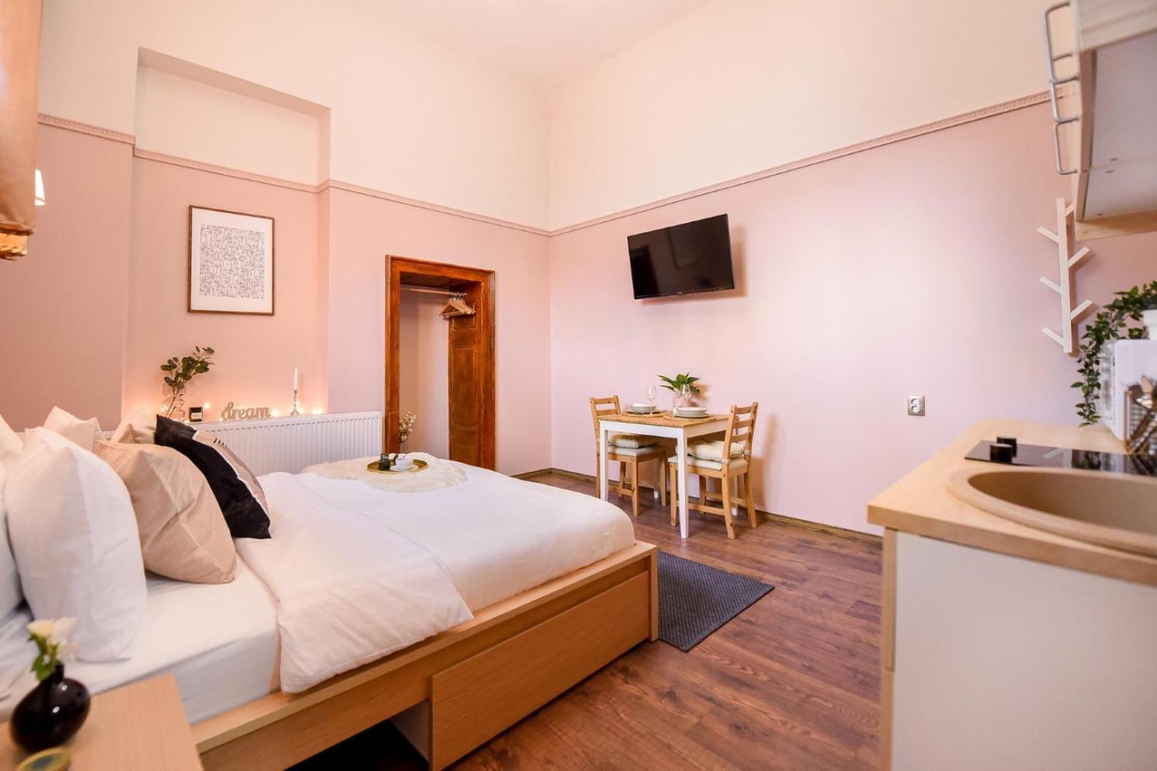 Historic Charm, Modern Comfort - In The Heart Of The Old Town *