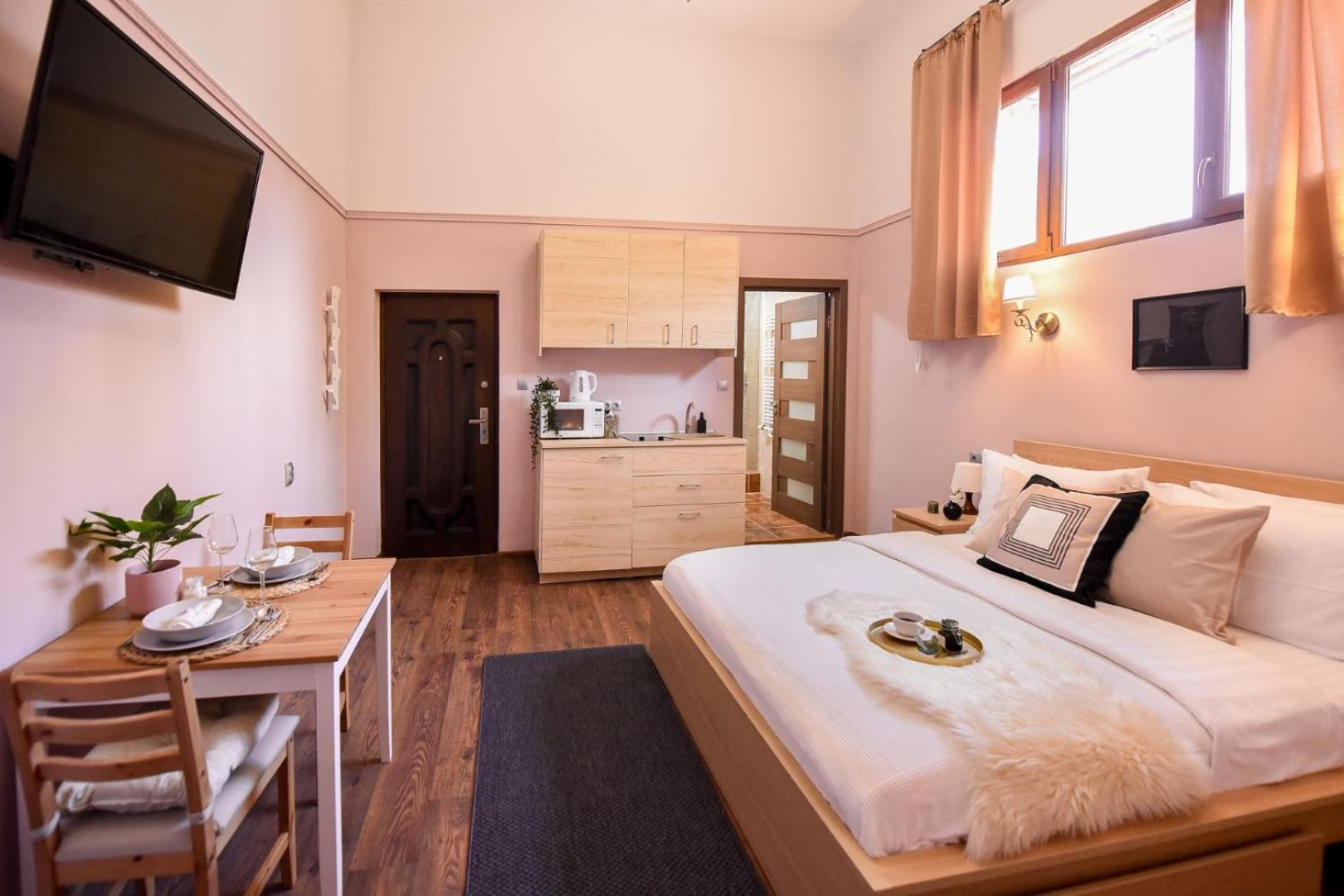 Historic Charm, Modern Comfort - In The Heart Of The Old Town *