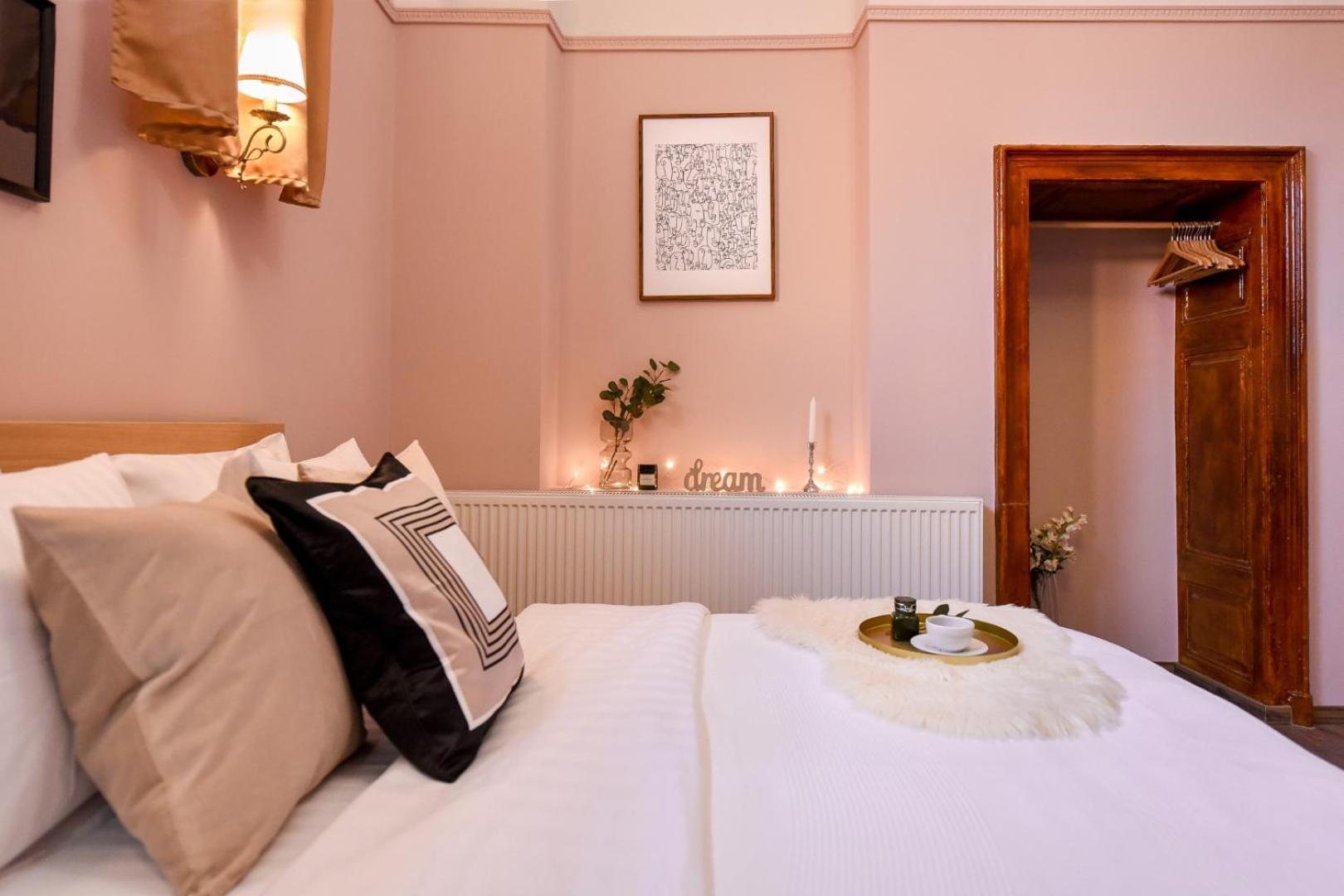 Historic Charm, Modern Comfort - In The Heart Of The Old Town