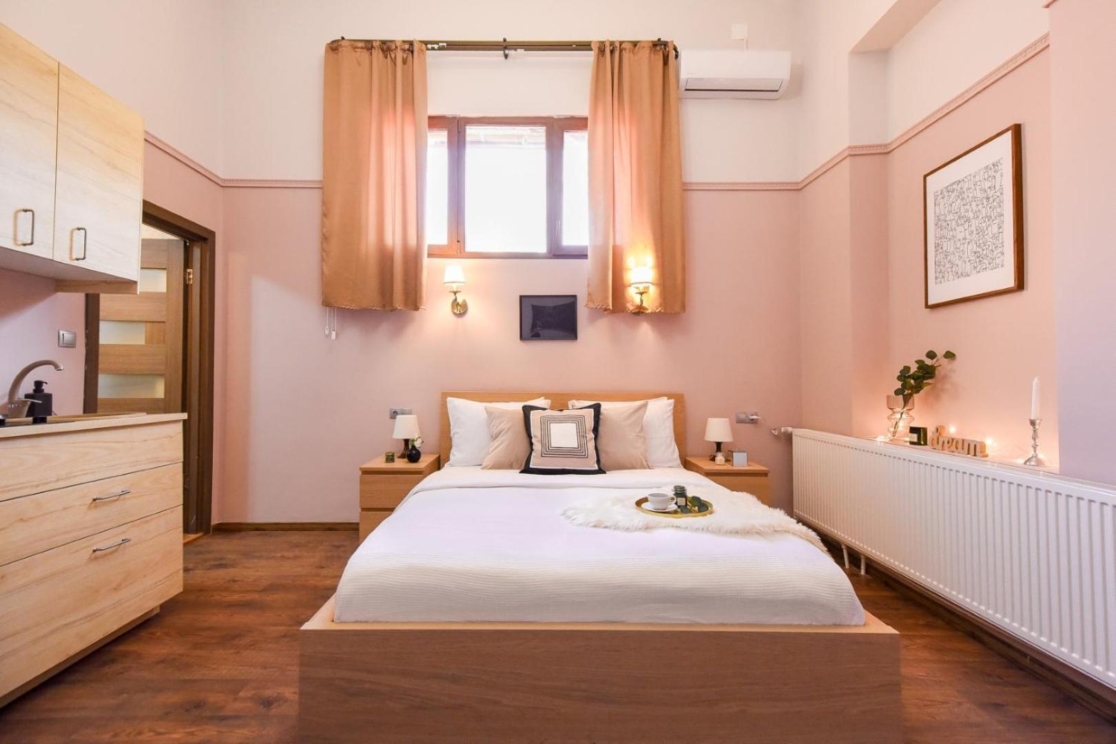 Historic Charm, Modern Comfort - In The Heart Of The Old Town *