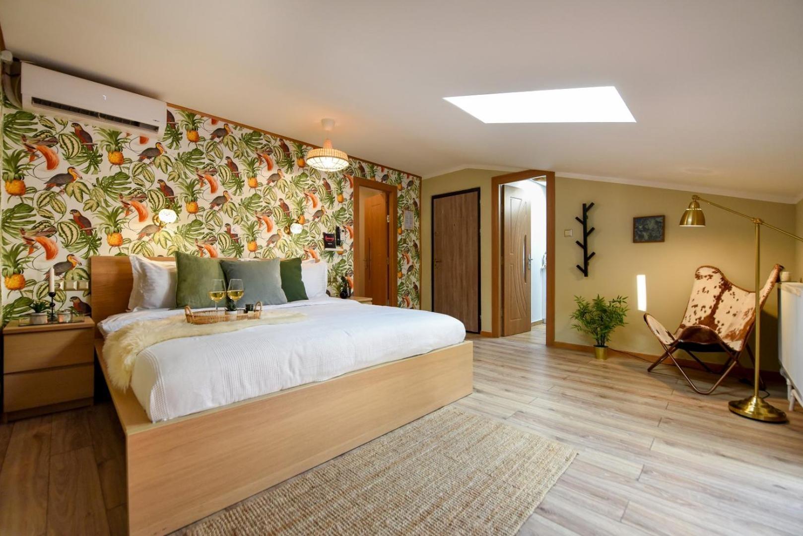 Historic Charm, Modern Comfort - In The Heart Of The Old Town Bucharest