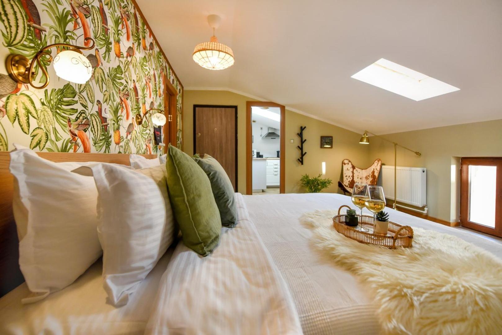 Historic Charm, Modern Comfort - In The Heart Of The Old Town Apartment *