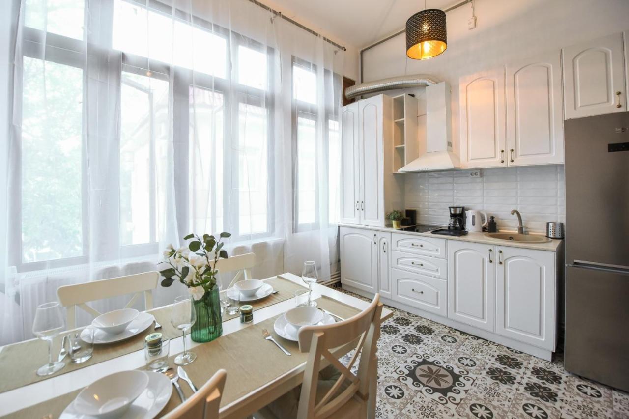 Historic Charm, Modern Comfort - In The Heart Of The Old Town Apartment Bucharest