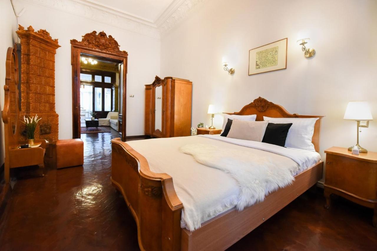 Historic Charm, Modern Comfort - In The Heart Of The Old Town Apartment